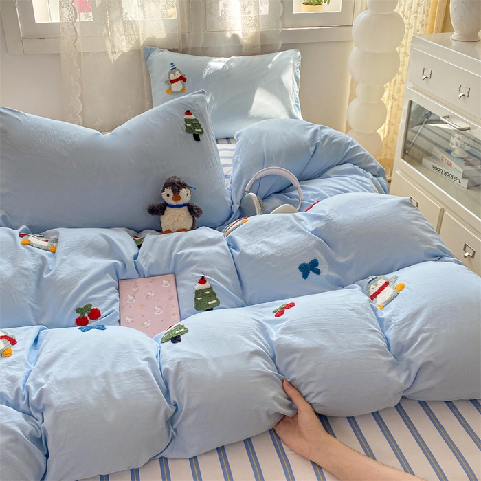 91家纺网 家纺一手货源 找家纺 多品家纺 2025新款超柔水洗棉毛巾绣单被套 豆丁企鹅蓝条