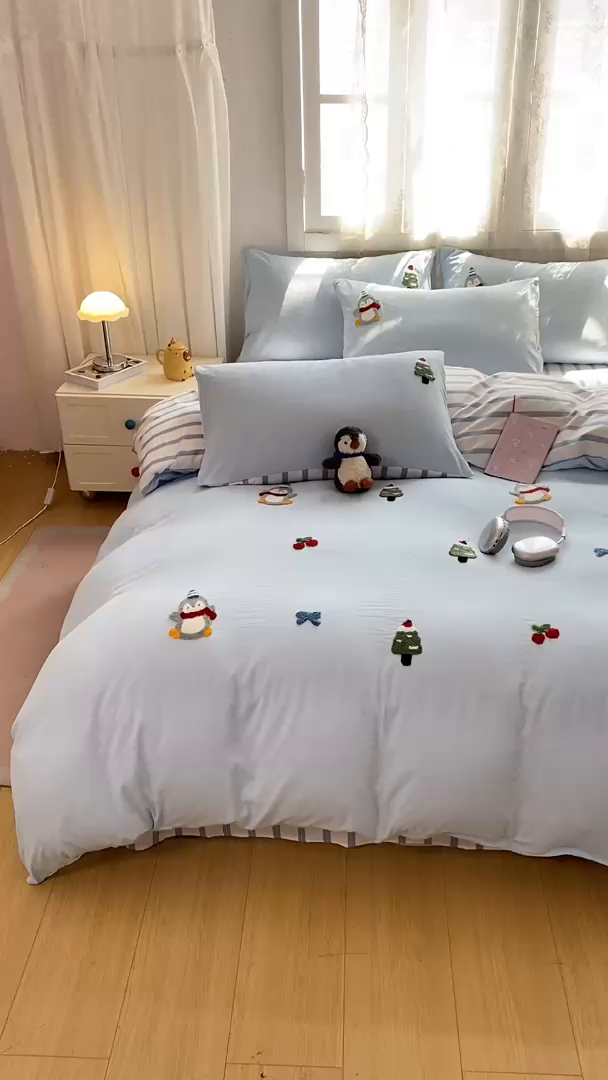 91家纺网 家纺一手货源 找家纺 多品家纺 2025新款超柔水洗棉毛巾绣单被套 豆丁企鹅蓝条