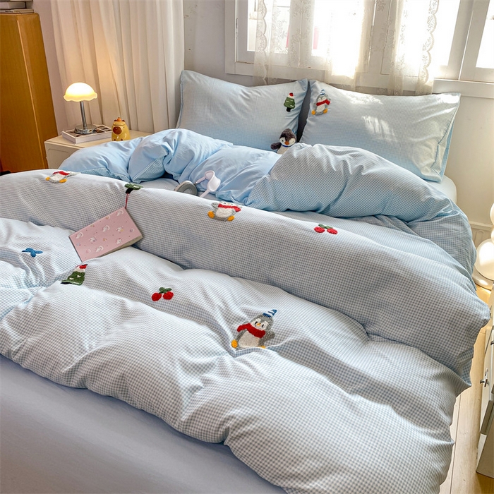 91家纺网 家纺一手货源 找家纺 多品家纺 2025新款超柔水洗棉毛巾绣单被套 豆丁企鹅小格