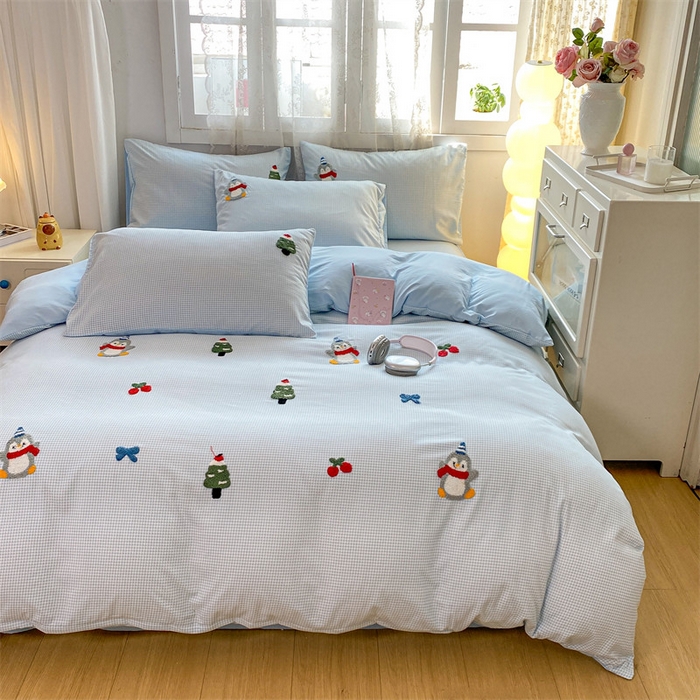 91家纺网 家纺一手货源 找家纺 多品家纺 2025新款超柔水洗棉毛巾绣单被套 豆丁企鹅小格