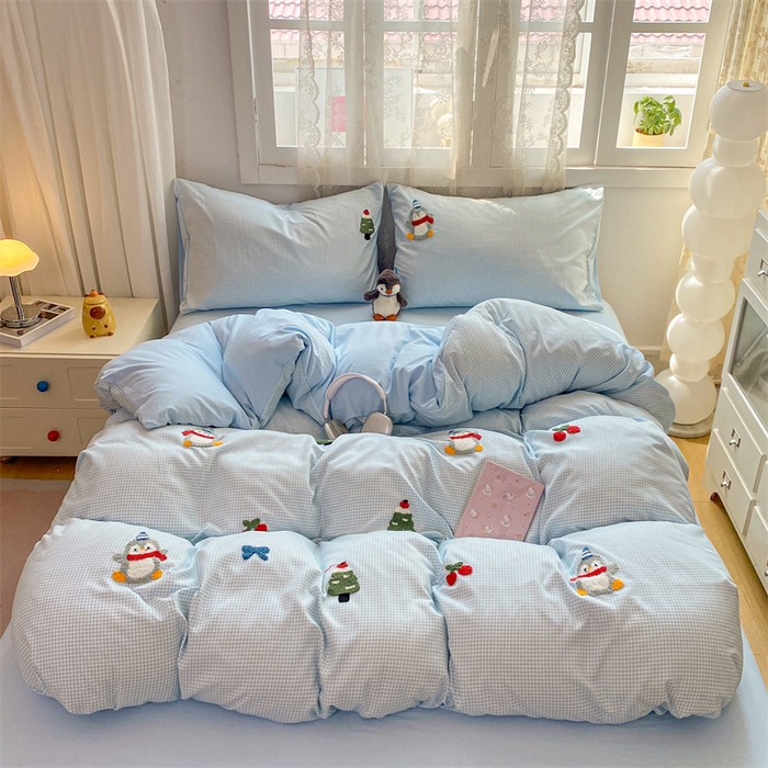 91家纺网 家纺一手货源 找家纺 多品家纺 2025新款超柔水洗棉毛巾绣单被套 豆丁企鹅小格