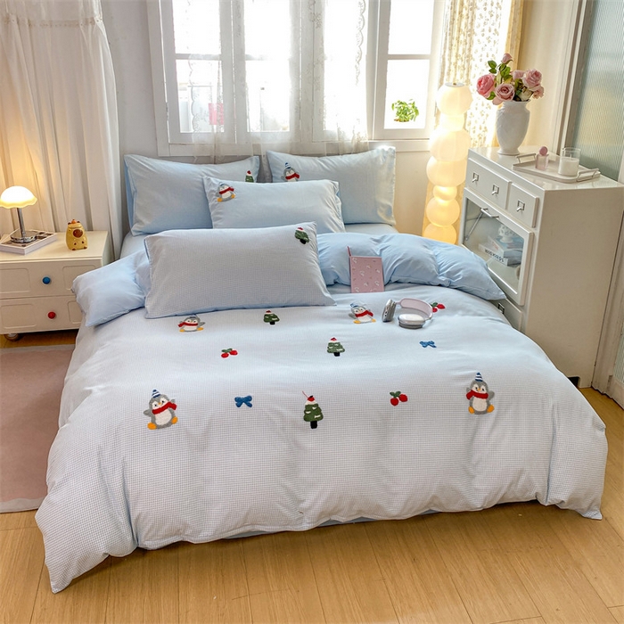 91家纺网 家纺一手货源 找家纺 多品家纺 2025新款超柔水洗棉毛巾绣单被套 豆丁企鹅小格