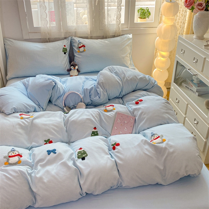 91家纺网 家纺一手货源 找家纺 多品家纺 2025新款超柔水洗棉毛巾绣单被套 豆丁企鹅小格