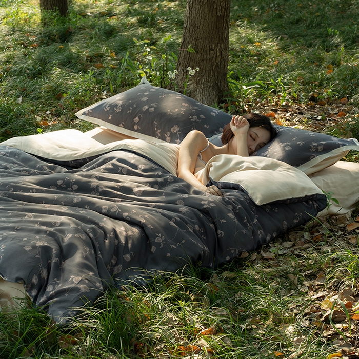 91家纺网 家纺一手货源 找家纺 禾时 2025新款60S兰精天丝数码印花四件套 幽幽暗香黑