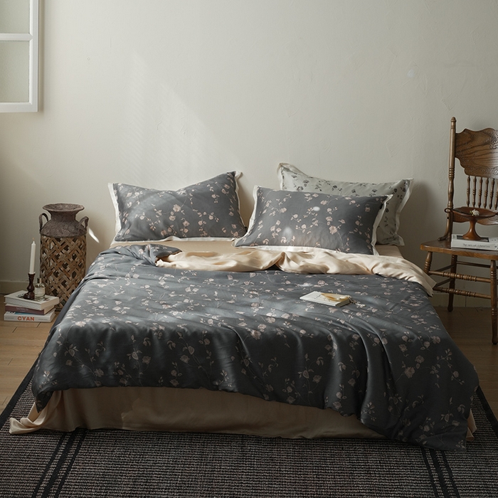 91家纺网 家纺一手货源 找家纺 禾时 2025新款60S兰精天丝数码印花四件套 幽幽暗香黑