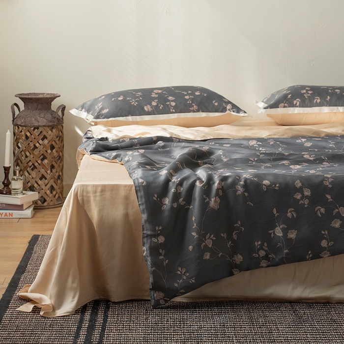 91家纺网 家纺一手货源 找家纺 禾时 2025新款60S兰精天丝数码印花四件套 幽幽暗香黑