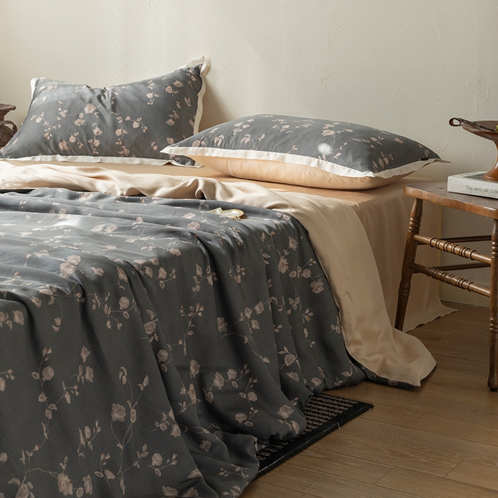 91家纺网 家纺一手货源 找家纺 禾时 2025新款60S兰精天丝数码印花四件套 幽幽暗香黑