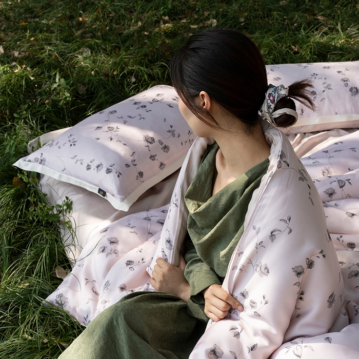 91家纺网 家纺一手货源 找家纺 禾时 2025新款60S兰精天丝数码印花四件套 幽幽暗香粉