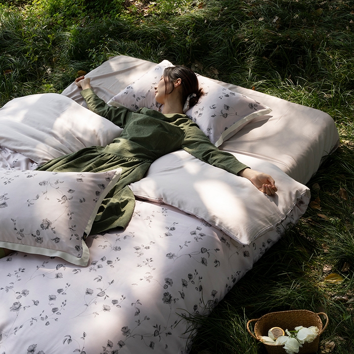 91家纺网 家纺一手货源 找家纺 禾时 2025新款60S兰精天丝数码印花四件套 幽幽暗香粉