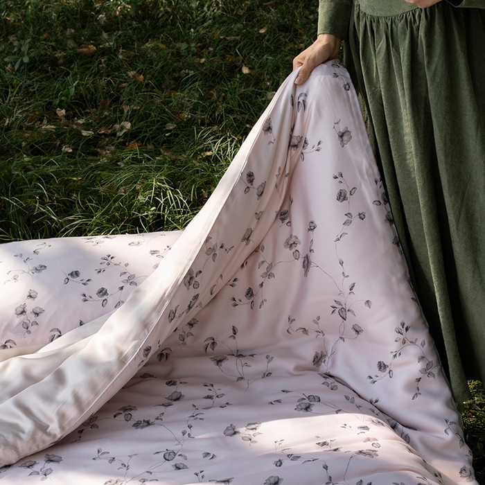 91家纺网 家纺一手货源 找家纺 禾时 2025新款60S兰精天丝数码印花四件套 幽幽暗香粉