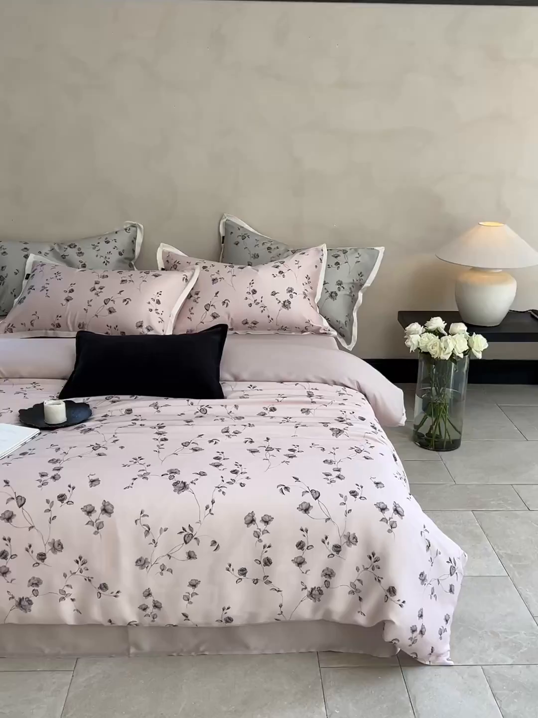 91家纺网 家纺一手货源 找家纺 禾时 2025新款60S兰精天丝数码印花四件套 幽幽暗香粉