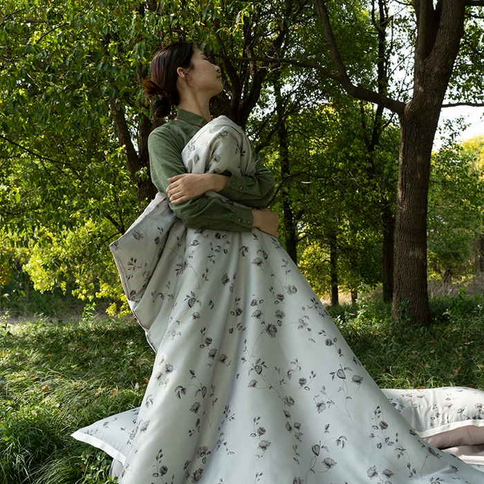 91家纺网 家纺一手货源 找家纺 禾时 2025新款60S兰精天丝数码印花四件套 幽幽暗香绿