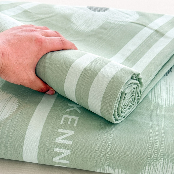 91家纺网 家纺一手货源 找家纺 红日子纺织品 2025新款直播热卖原棉提花锻条老粗布印花床单三件套 花颜-绿