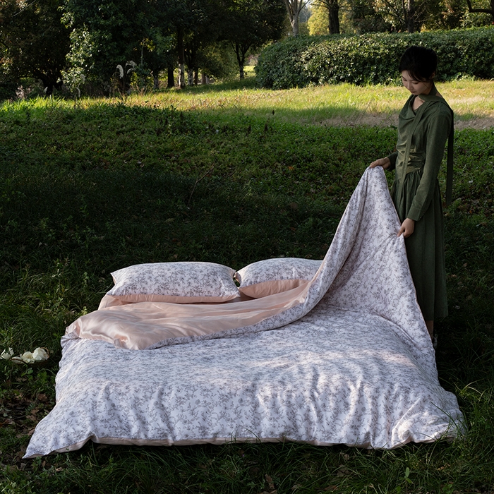 91家纺网 家纺一手货源 找家纺 禾时 2025新款60S兰精天丝数码印花四件套 春意浓粉