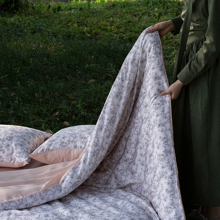 91家纺网 家纺一手货源 找家纺 禾时 2025新款60S兰精天丝数码印花四件套 春意浓粉