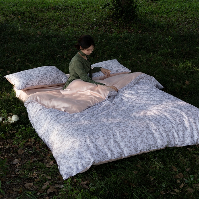 91家纺网 家纺一手货源 找家纺 禾时 2025新款60S兰精天丝数码印花四件套 春意浓粉