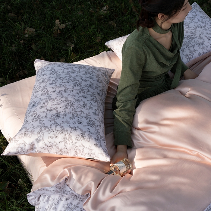 91家纺网 家纺一手货源 找家纺 禾时 2025新款60S兰精天丝数码印花四件套 春意浓粉