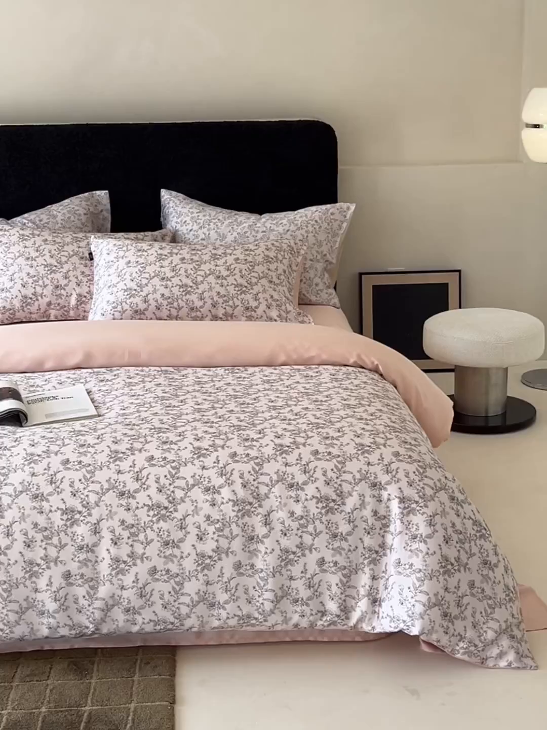 91家纺网 家纺一手货源 找家纺 禾时 2025新款60S兰精天丝数码印花四件套 春意浓粉