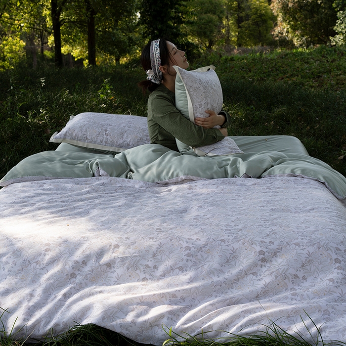 91家纺网 家纺一手货源 找家纺 禾时 2025新款60S兰精天丝数码印花四件套 南芙白（枕套带边）