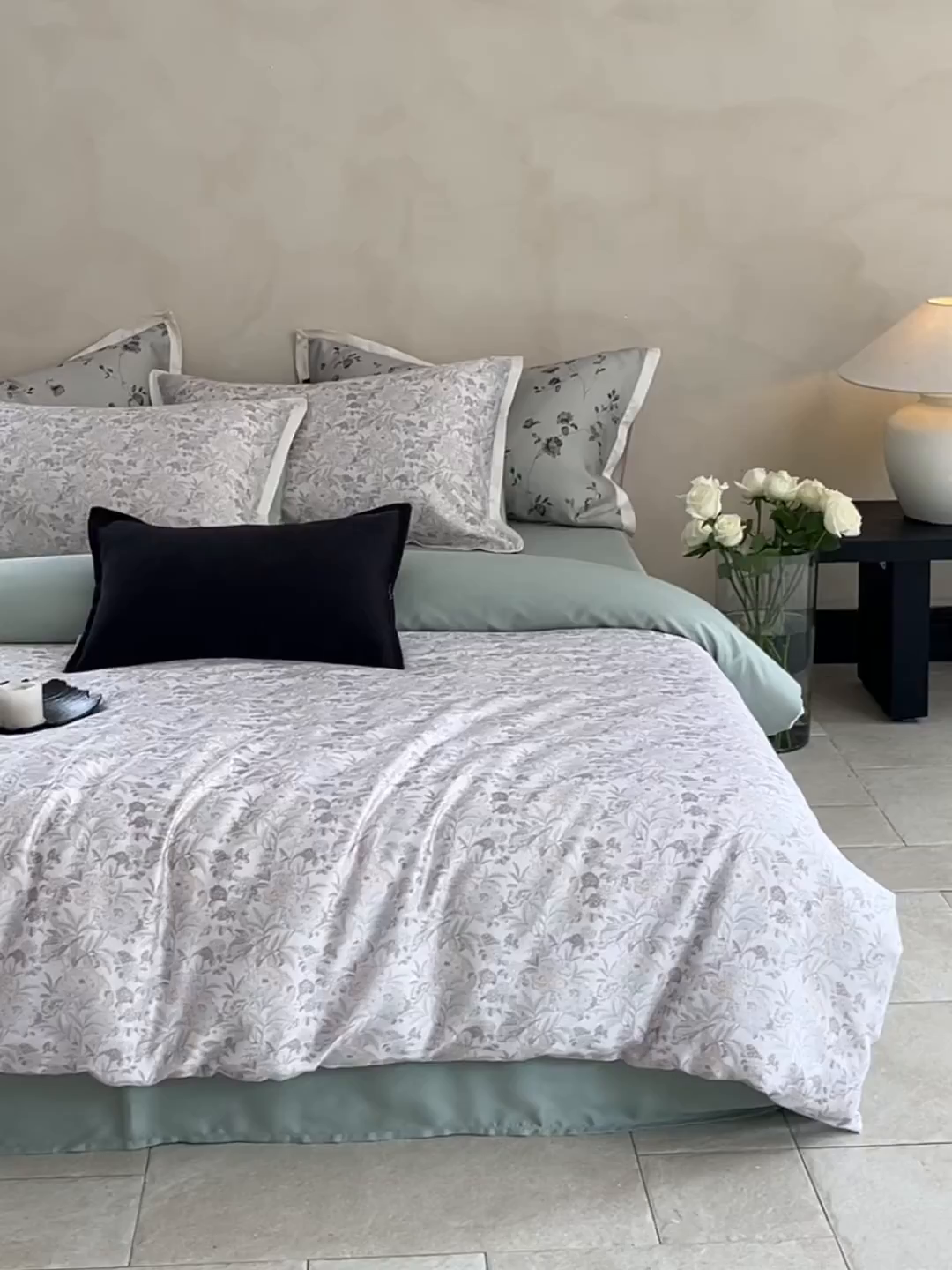 91家纺网 家纺一手货源 找家纺 禾时 2025新款60S兰精天丝数码印花四件套 南芙白（枕套带边）