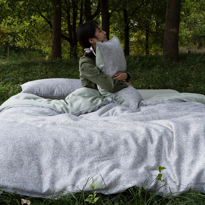 91家纺网 家纺一手货源 找家纺 禾时 2025新款60S兰精天丝数码印花四件套 晚风-浅灰