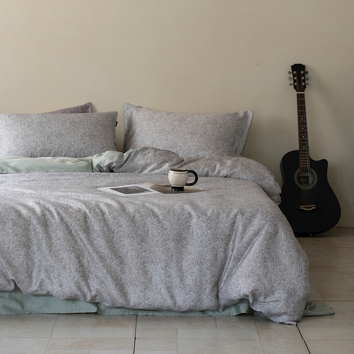 91家纺网 家纺一手货源 找家纺 禾时 2025新款60S兰精天丝数码印花四件套 晚风-浅灰