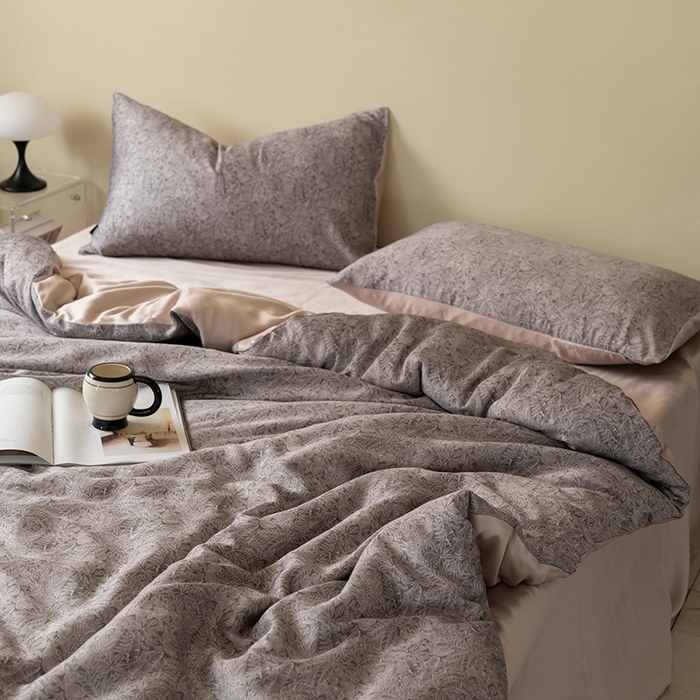 91家纺网 家纺一手货源 找家纺 禾时 2025新款60S兰精天丝数码印花四件套 晚风-深灰