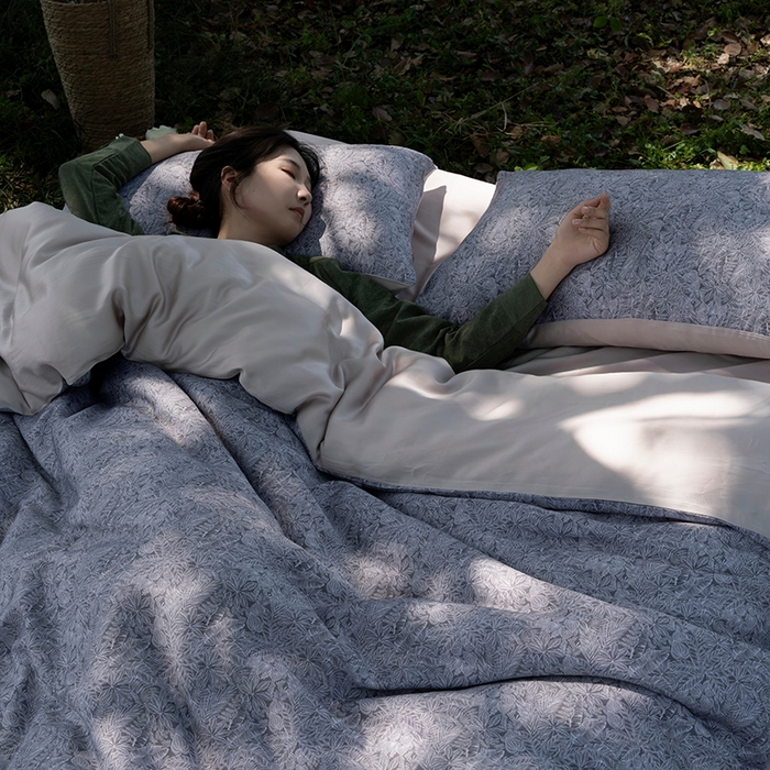 91家纺网 家纺一手货源 找家纺 禾时 2025新款60S兰精天丝数码印花四件套 晚风-深灰