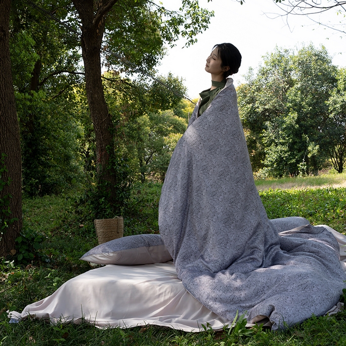 91家纺网 家纺一手货源 找家纺 禾时 2025新款60S兰精天丝数码印花四件套 晚风-深灰