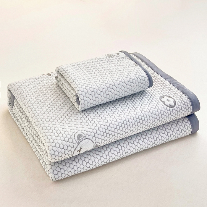 91家纺网 家纺一手货源 找家纺 找底底家纺 2025新款直播A类冰豆豆软席可机洗空调席子凉席三件套 暴力熊-浅灰