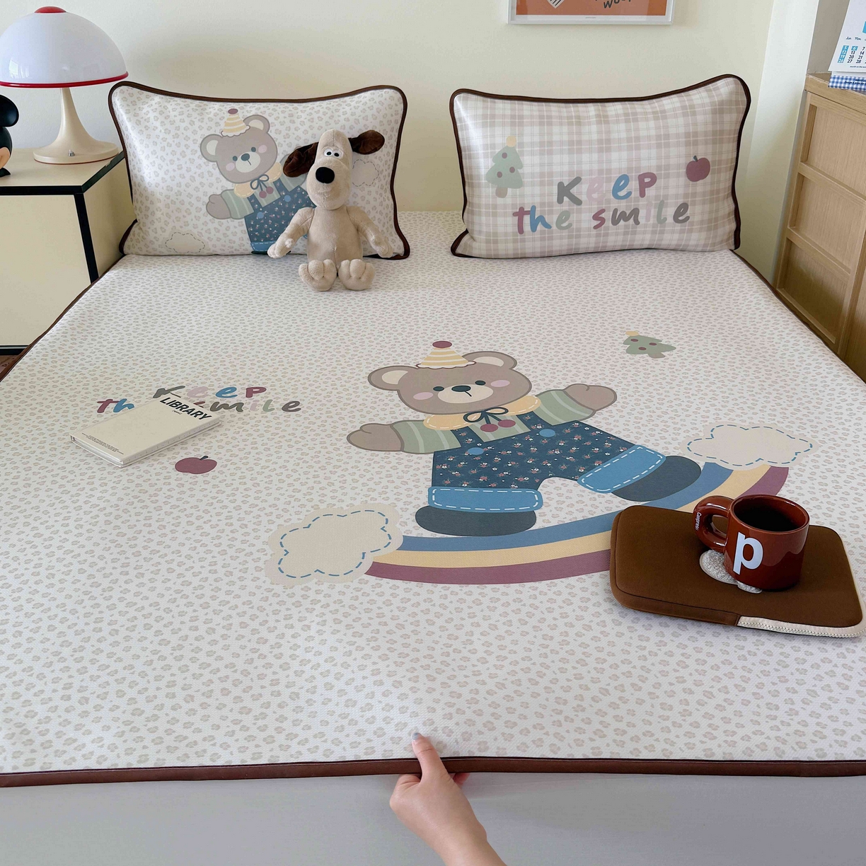 91家纺网 家纺一手货源 找家纺 美乐迪家纺 2025新款碳光凉感丝冰丝凉席席子 彩虹小熊