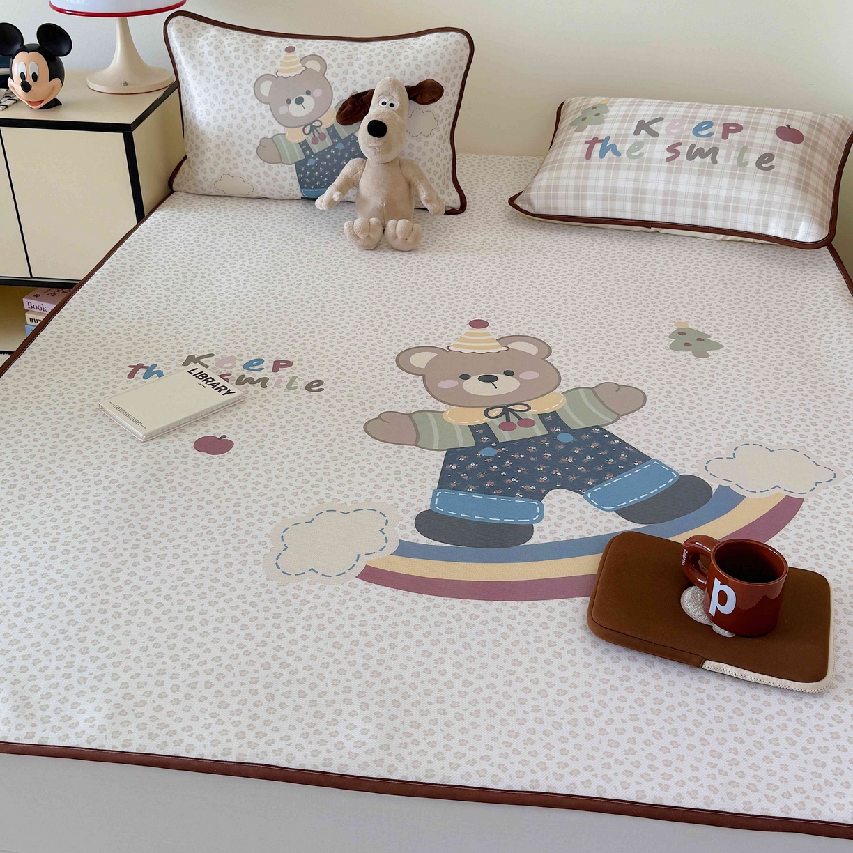 91家纺网 家纺一手货源 找家纺 美乐迪家纺 2025新款碳光凉感丝冰丝凉席席子 彩虹小熊