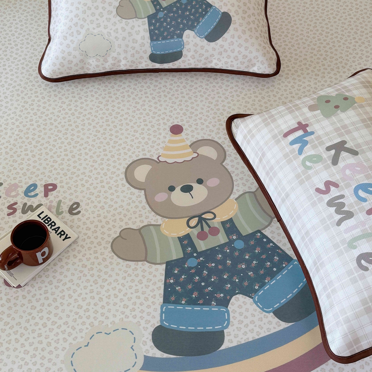 91家纺网 家纺一手货源 找家纺 美乐迪家纺 2025新款碳光凉感丝冰丝凉席席子 彩虹小熊