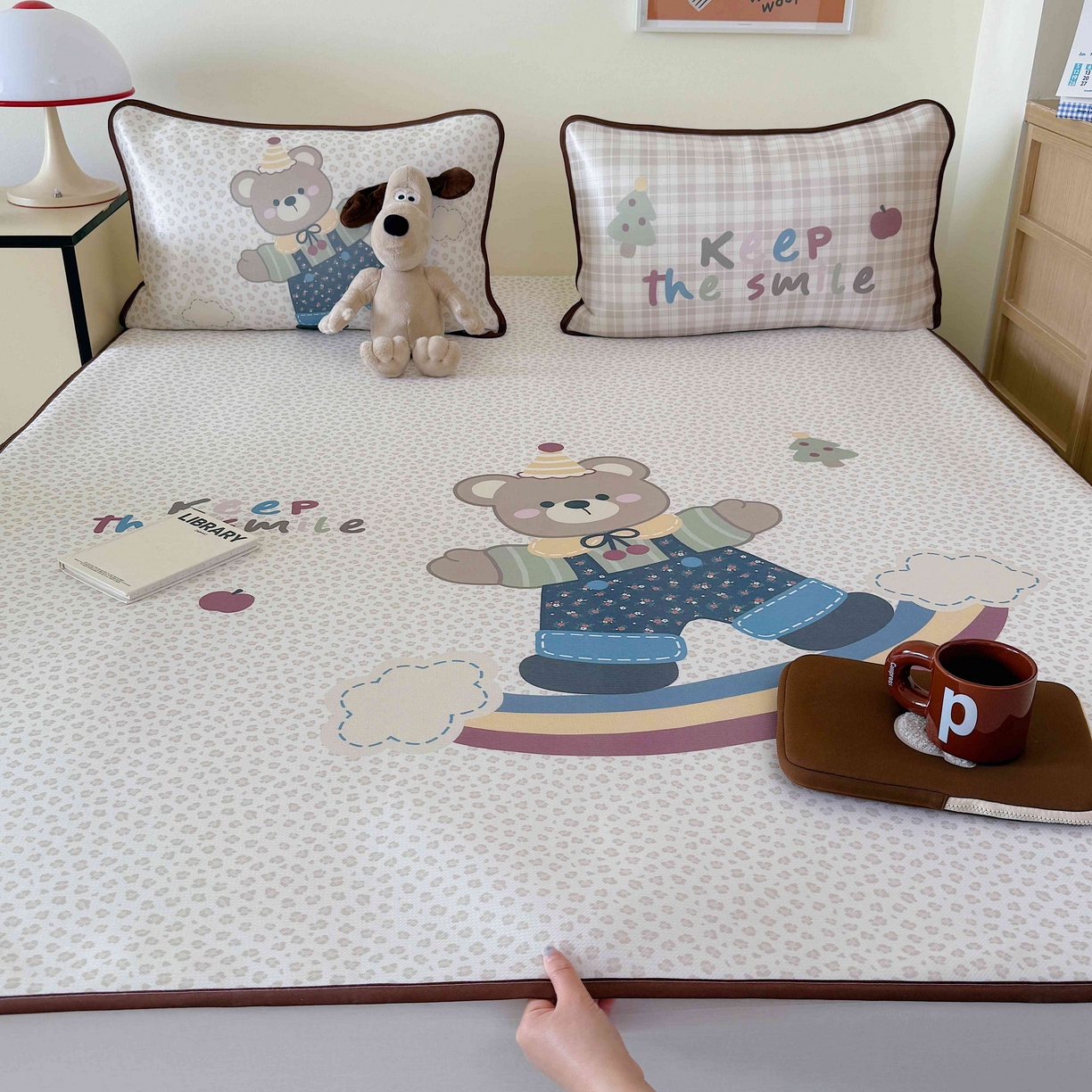 91家纺网 家纺一手货源 找家纺 美乐迪家纺 2025新款碳光凉感丝冰丝凉席席子 彩虹小熊