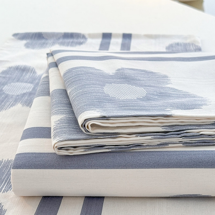 91家纺网 家纺一手货源 找家纺 红日子纺织品 2025新款直播热卖原棉提花锻条老粗布印花床单三件套 花颜-白