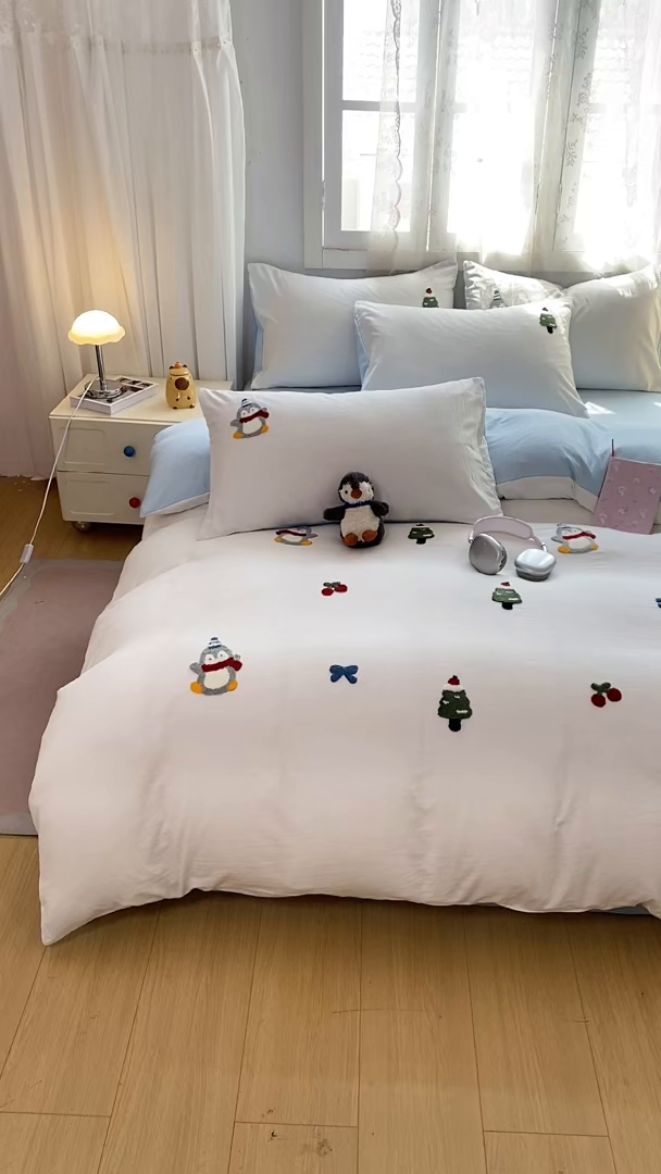 91家纺网 家纺一手货源 找家纺 （总）多品家纺 2025新款超柔水洗棉毛巾绣四件套系列-豆丁企鹅