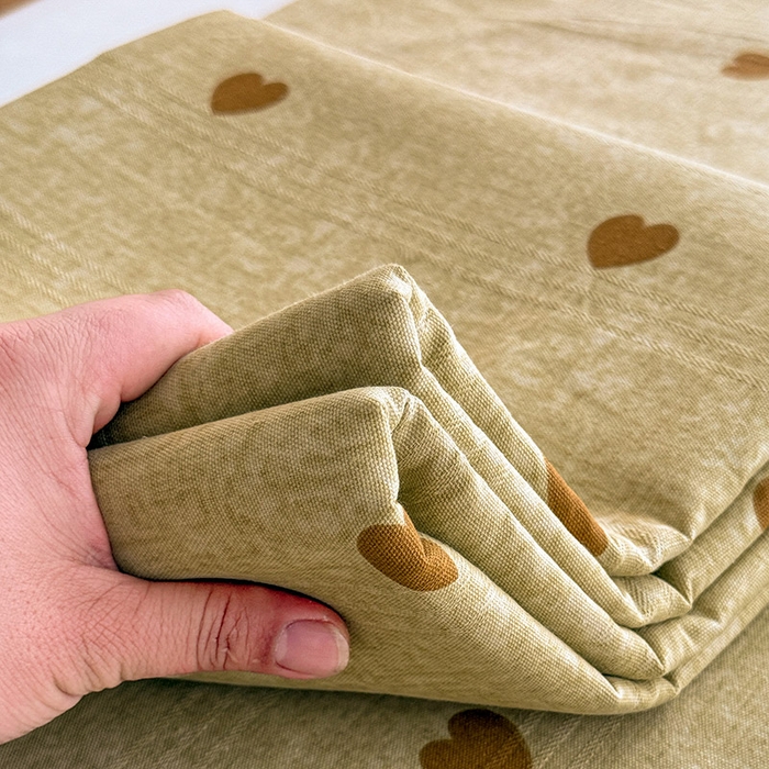 91家纺网 家纺一手货源 找家纺 红日子纺织品 2025新款直播热卖原棉提花锻条老粗布印花床单三件套 爱心