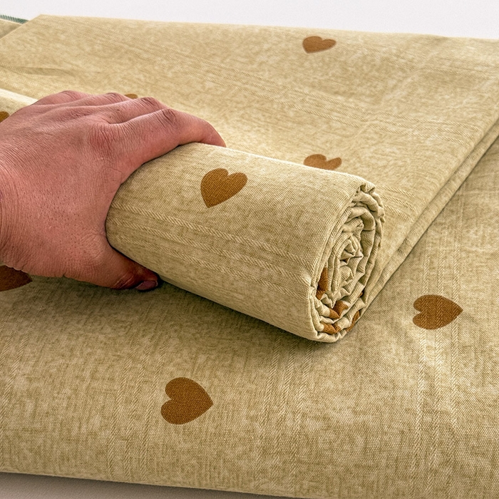 91家纺网 家纺一手货源 找家纺 红日子纺织品 2025新款直播热卖原棉提花锻条老粗布印花床单三件套 爱心