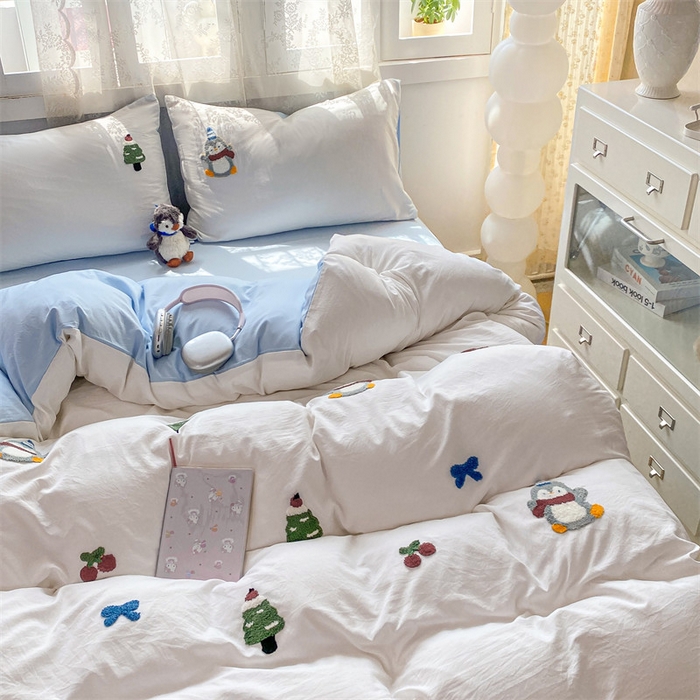 91家纺网 家纺一手货源 找家纺 多品家纺 2025新款超柔水洗棉毛巾绣四件套系列-豆丁企鹅 豆丁企鹅-白