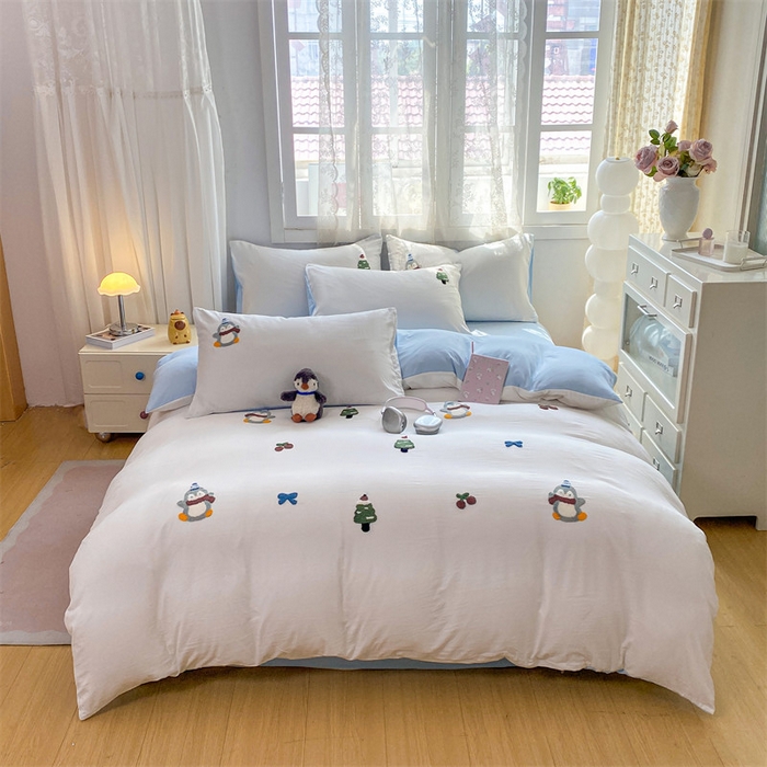 91家纺网 家纺一手货源 找家纺 多品家纺 2025新款超柔水洗棉毛巾绣四件套系列-豆丁企鹅 豆丁企鹅-白