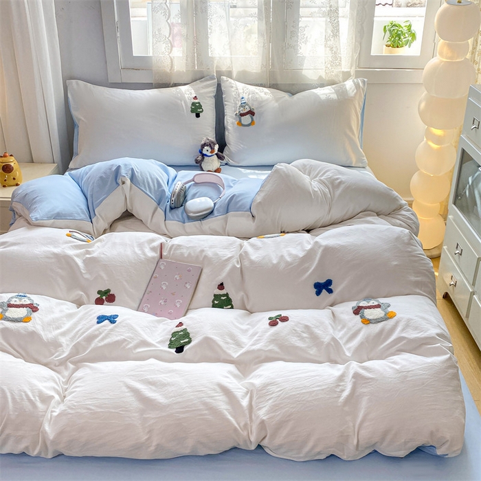 91家纺网 家纺一手货源 找家纺 多品家纺 2025新款超柔水洗棉毛巾绣四件套系列-豆丁企鹅 豆丁企鹅-白