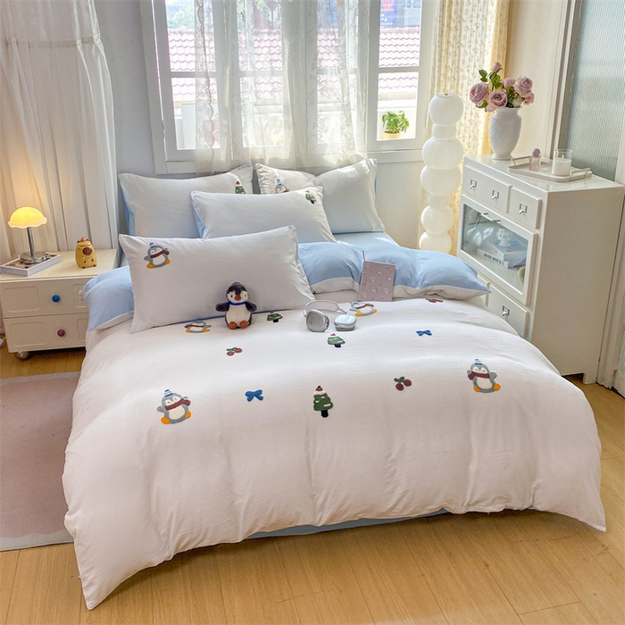 91家纺网 家纺一手货源 找家纺 多品家纺 2025新款超柔水洗棉毛巾绣四件套系列-豆丁企鹅 豆丁企鹅-白