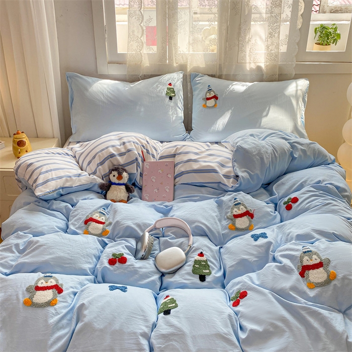 91家纺网 家纺一手货源 找家纺 多品家纺 2025新款超柔水洗棉毛巾绣四件套系列-豆丁企鹅 豆丁企鹅-蓝条