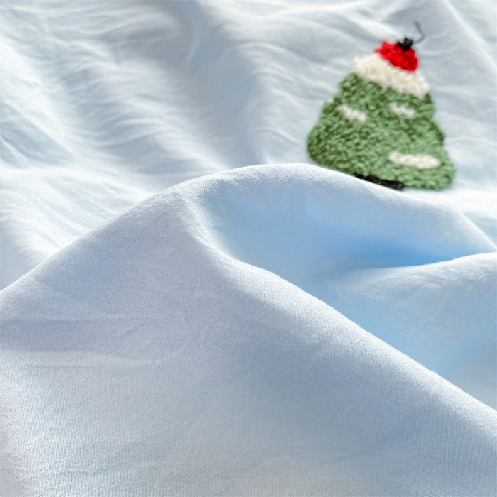 91家纺网 家纺一手货源 找家纺 多品家纺 2025新款超柔水洗棉毛巾绣四件套系列-豆丁企鹅 豆丁企鹅-蓝条