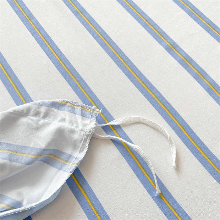 91家纺网 家纺一手货源 找家纺 多品家纺 2025新款超柔水洗棉毛巾绣四件套系列-豆丁企鹅 豆丁企鹅-蓝条