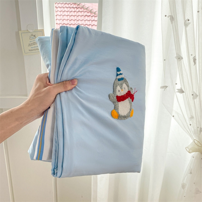 91家纺网 家纺一手货源 找家纺 多品家纺 2025新款超柔水洗棉毛巾绣四件套系列-豆丁企鹅 豆丁企鹅-蓝条