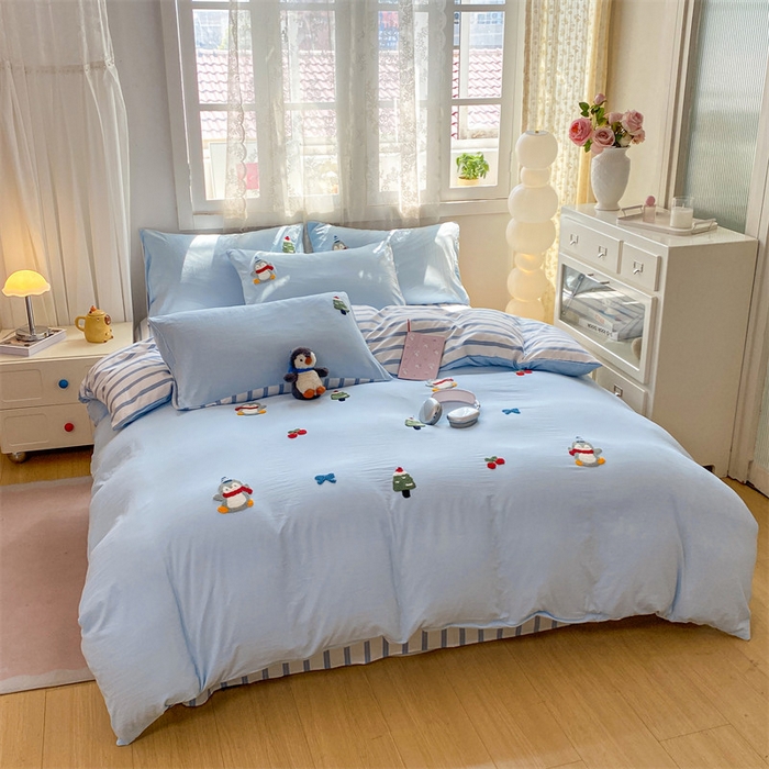 91家纺网 家纺一手货源 找家纺 多品家纺 2025新款超柔水洗棉毛巾绣四件套系列-豆丁企鹅 豆丁企鹅-蓝条