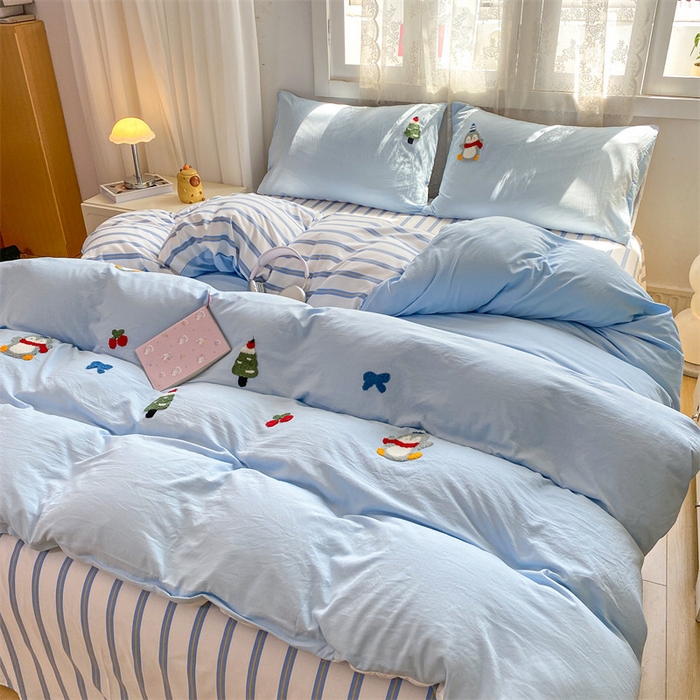 91家纺网 家纺一手货源 找家纺 多品家纺 2025新款超柔水洗棉毛巾绣四件套系列-豆丁企鹅 豆丁企鹅-蓝条