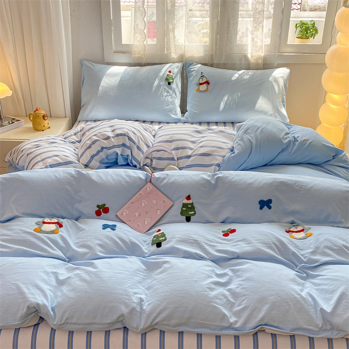 91家纺网 家纺一手货源 找家纺 多品家纺 2025新款超柔水洗棉毛巾绣四件套系列-豆丁企鹅 豆丁企鹅-蓝条