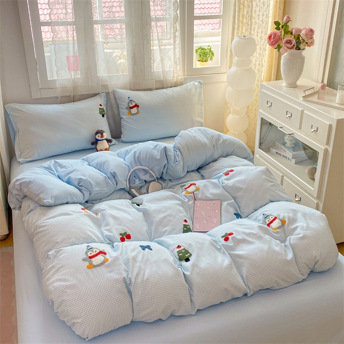 91家纺网 家纺一手货源 找家纺 多品家纺 2025新款超柔水洗棉毛巾绣四件套系列-豆丁企鹅 豆丁企鹅-小格